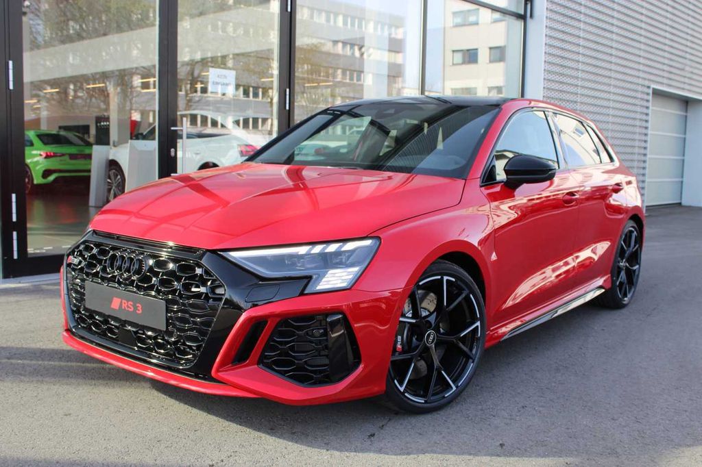 AUDI RS3 SPORTBACK | NOVÉ AUTO SKLADEM | super sportovní hatchback | výkon 400 koní | červený designový paket | super cena 1.649.000,- Kč bez DPH | nákup online na AUTOiBUY.com